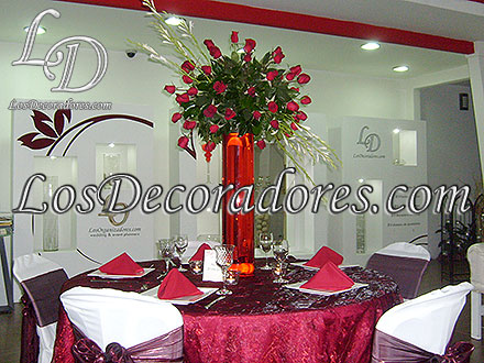 Centro de mesa con rosas rojas con diagonal blanca