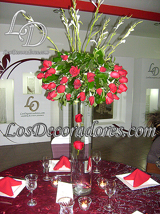 Centro de mesa con corona de rosas rojas