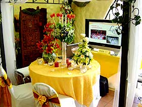 Mantel amarillo con sillas decoradas y centro de mesa